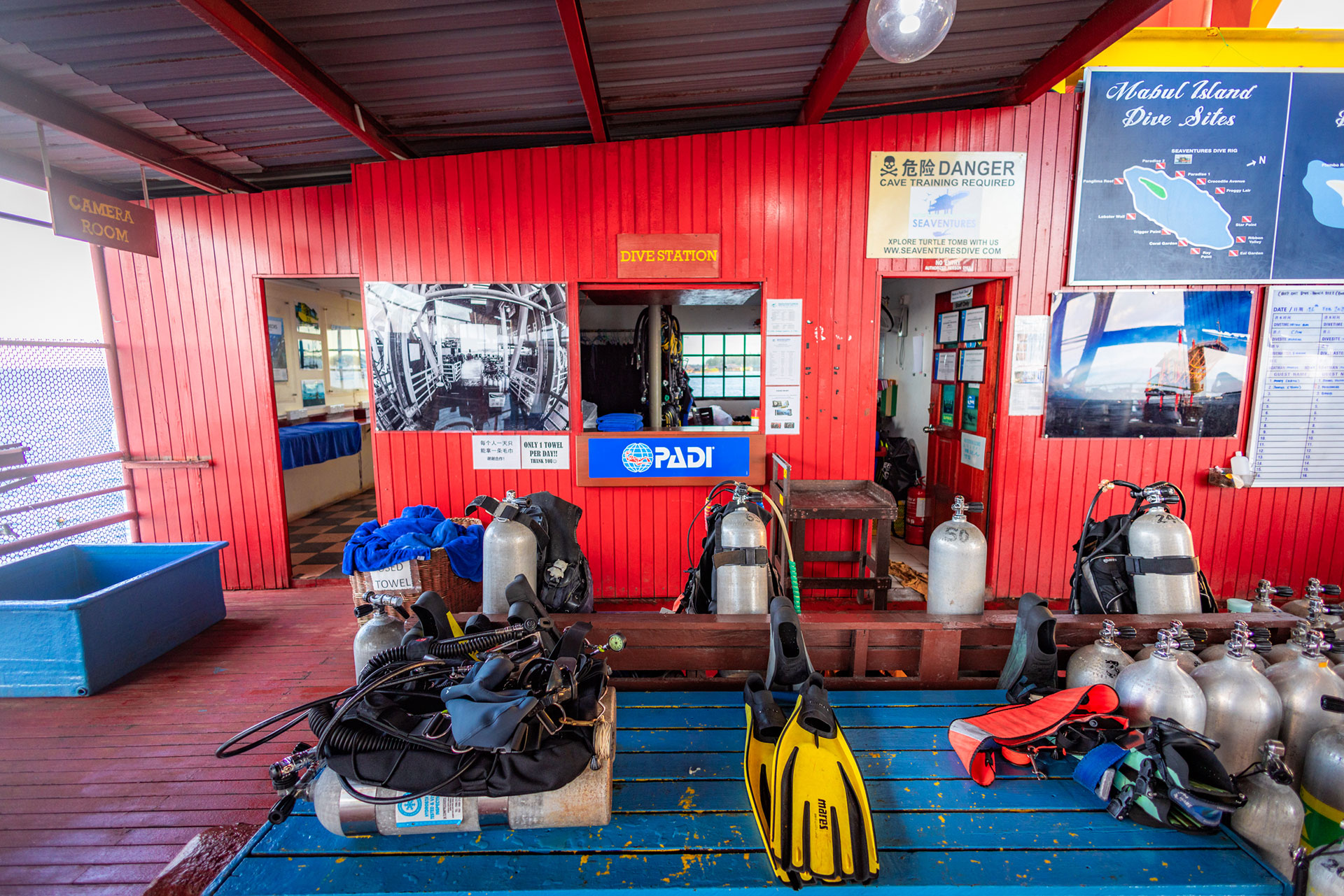 rinse tanks and gear drying at mabul dive centre