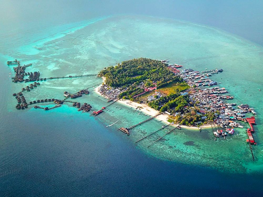 mabul and kapalai islands aerial the two bases for sipadan