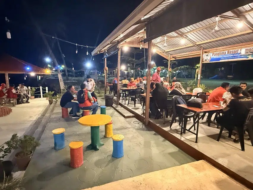seafood restaurant on the semporna waterfront at night
