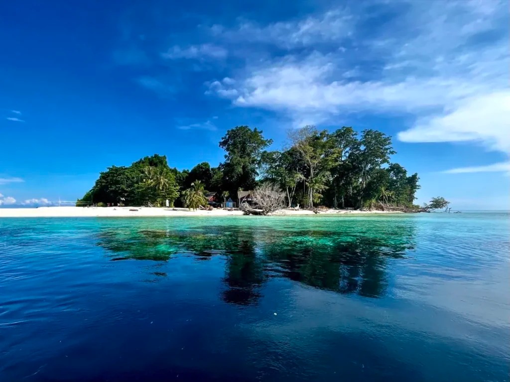 flat calm sea and 30 metre visibility at sipadan in april
